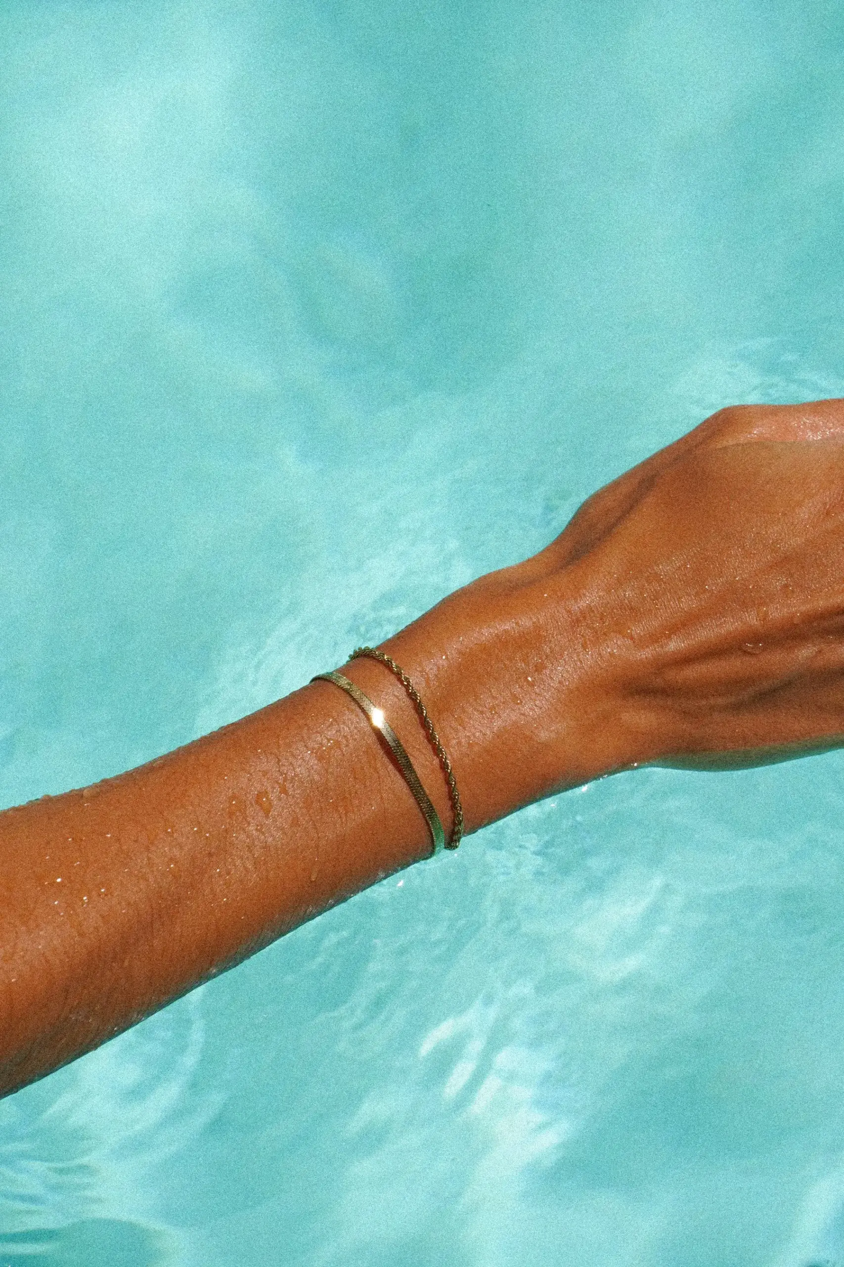 Mulher tomando banho com joias Canducha