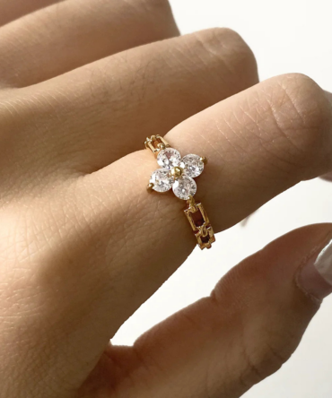 Anel de pétala de diamante Clestine 2