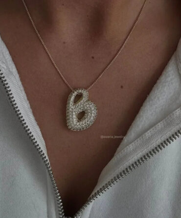 Colar de diamante com inicial de bolha 2