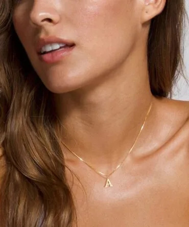 Colar de ouro com inicial da letra Therese 2