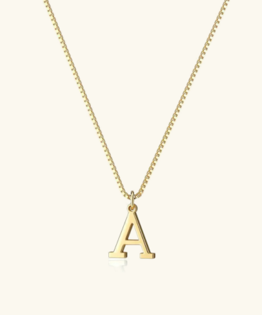 Colar de ouro com inicial da letra Therese