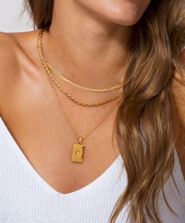 Colar Raphaela em camadas de ouro 2